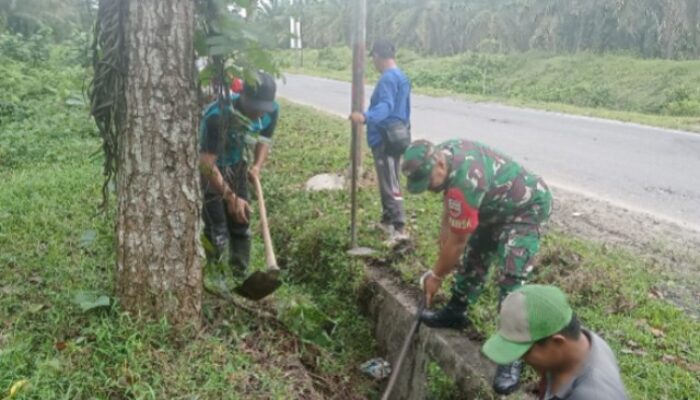 Babinsa Koramil 16/DMS Gelar Kegiatan Kamis Tagana, Bersihkan Parit Bersama Warga