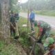 Babinsa Koramil 16/DMS Gelar Kegiatan Kamis Tagana, Bersihkan Parit Bersama Warga