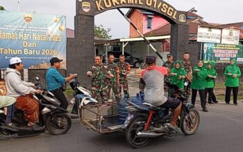 Danramil Sunggal Bagikan Paket Takjil kepada Warga di Awal Ramadan