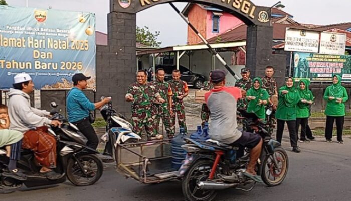 Danramil Sunggal Bagikan Paket Takjil kepada Warga di Awal Ramadan