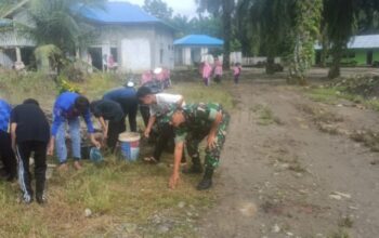 Koramil 15/SPP dan Warga Desa Bartong Gelar Sabtu Bersih, Ciptakan Lingkungan Sehat dan Rapi