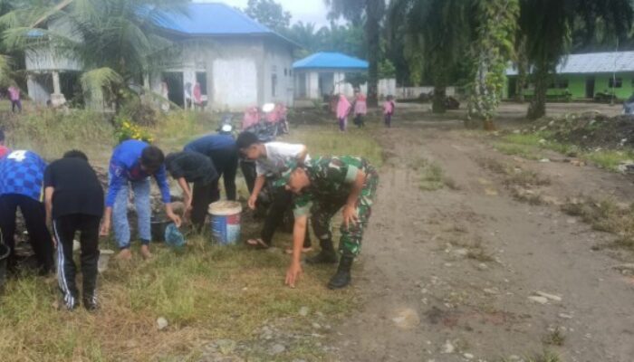 Koramil 15/SPP dan Warga Desa Bartong Gelar Sabtu Bersih, Ciptakan Lingkungan Sehat dan Rapi