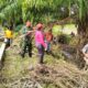 Babinsa Koramil DMS Bersama Warga Bersihkan Parit Cegah Banjir