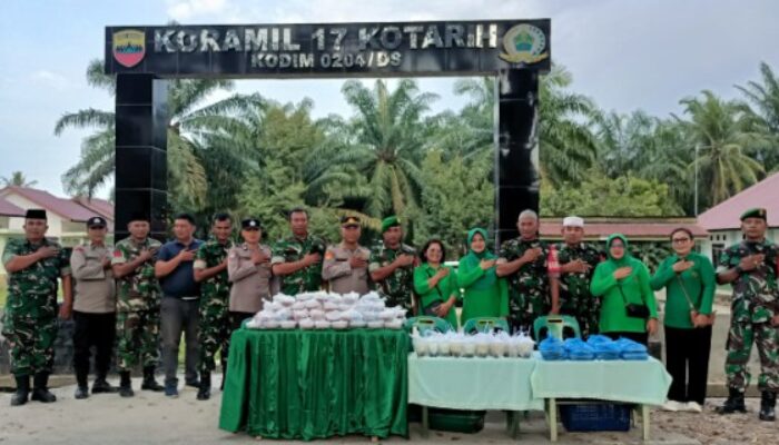 Koramil 17/KTR dan Polsek Kotarih Bagikan 140 Paket Takjil