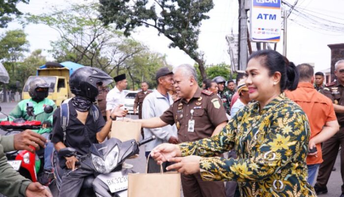 Kajatisu Bagi Ratusan Paket Takjil di Medan