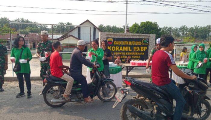 Koramil 19/BP Bagikan 200 Paket Takjil kepada Warga Bangun Purba