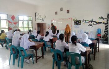 Babinsa Koramil 16/DMS Gelar “Rabu Bersinar”, Edukasi Bahaya Narkoba di SMKN 1 Dolok Masihul