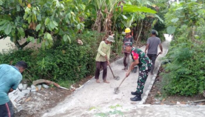 Babinsa Koramil 24/TTSB Bersama Warga Gelar Kamis Tagana, Bersihkan Parit Cegah Banjir