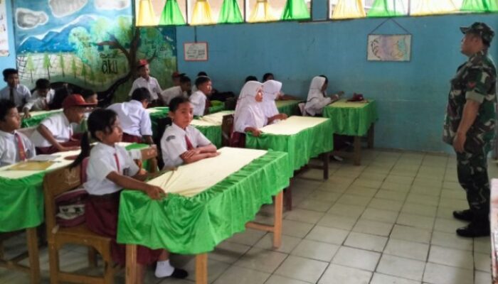 Babinsa Koramil 07/PB Berikan Wasbang di SD Pembangunan