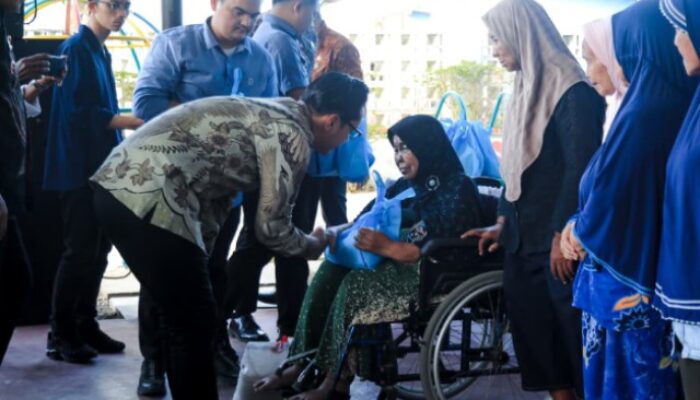 Rico Bagikan 1.000 Paket Sembako di Belawan