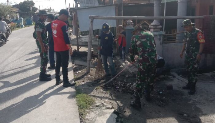 Personil Koramil 09/TM Gelar Kegiatan Sabtu Bersih di Desa Pekan Sialanbuah