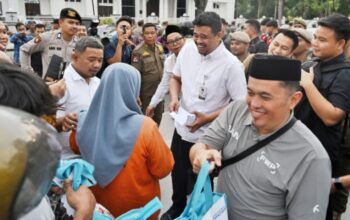 Bobby Bagikan THR untuk Pekerja Informal di Medan