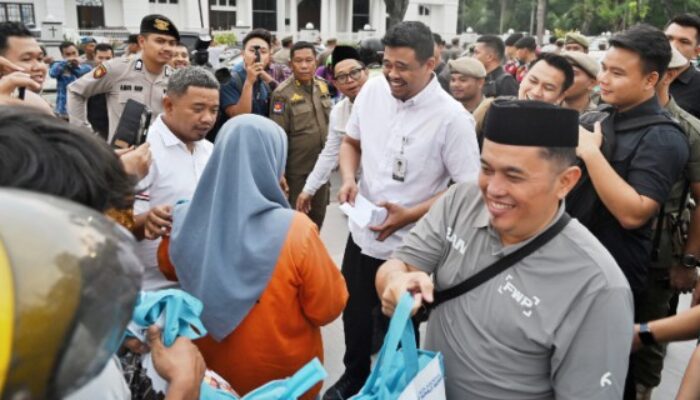 Bobby Bagikan THR untuk Pekerja Informal di Medan