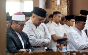 Bobby Nasution Salat Id di Sergai Bersama Ribuan Warga