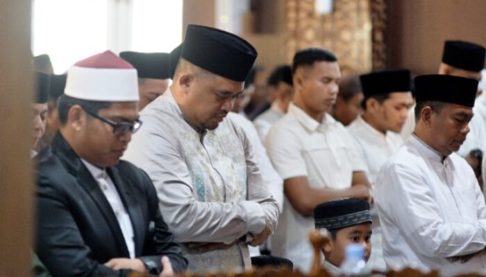 Bobby Nasution Salat Id di Sergai Bersama Ribuan Warga