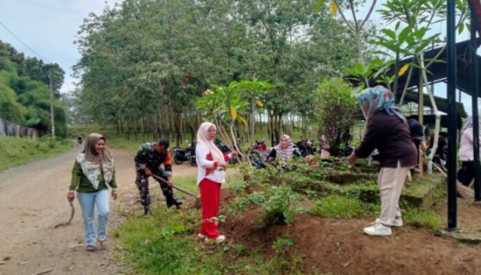 Babinsa Koramil 16/DMS Gelar Kegiatan Sabtu Bersih Bersama Warga