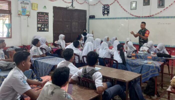Koramil 14/DMR Berikan Wasbang kepada Siswa SMP YPAK Dolok Merawan
