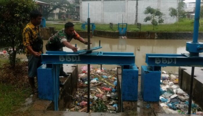 Babinsa Kodim DS Cek Saluran Irigasi di Perbaungan