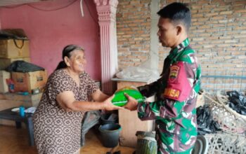 Babinsa Koramil 19/BP Gelar Jumat Barokah di Desa Kulasar