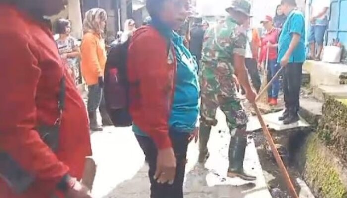 Babinsa Koramil 03/SBL Gelar Sabtu Bersih, Bersihkan Parit di Bandar Baru Bersama Warga