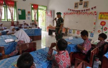 Babinsa Kodim DS Gelorakan Cinta Negeri di Pantai Cermin
