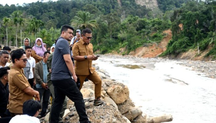 Gubernur Bobby Nasution Tinjau Tanggul Sungai Badiri, Minta Rekonstruksi Dipercepat