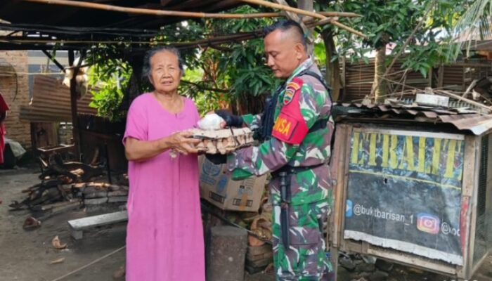 Babinsa Koramil 16/DMS Bagikan Sembako di Desa Sarang Torop