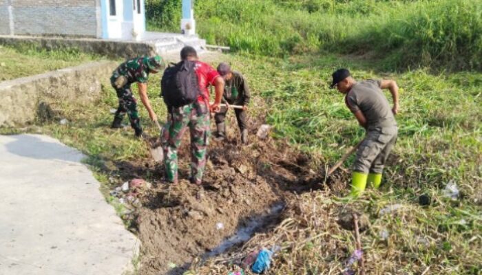 Babinsa Koramil 13/TT Gotong Royong Bersihkan Drainase, Cegah Banjir di Panaut