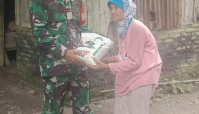 Aksi Jumat Berkah: Serda Andi Berbagi untuk Warga