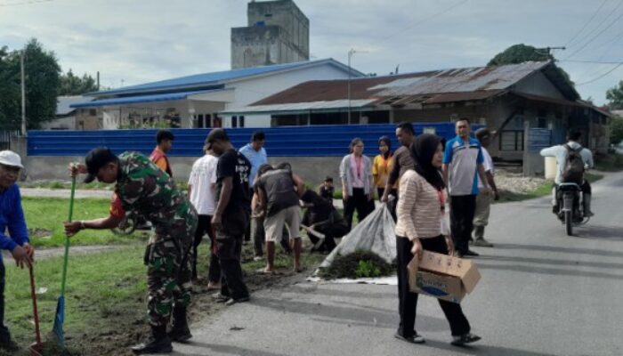 Babinsa Kodim DS Gelar Sabtu Bersih Bersama Warga Pantai Cermin Kiri