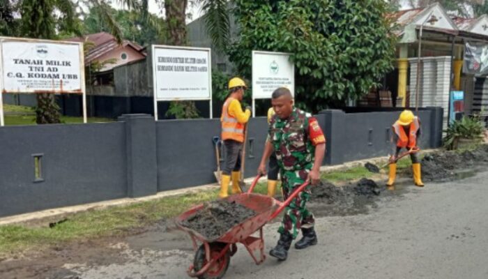 Koramil 04/SBB Gelar Sabtu Bersih Bersama Warga di Biru-Biru