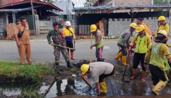 Koramil 04/SBB dan Dinas Kebersihan Atasi Sampah di Jembatan