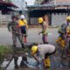 Koramil 04/SBB dan Dinas Kebersihan Atasi Sampah di Jembatan