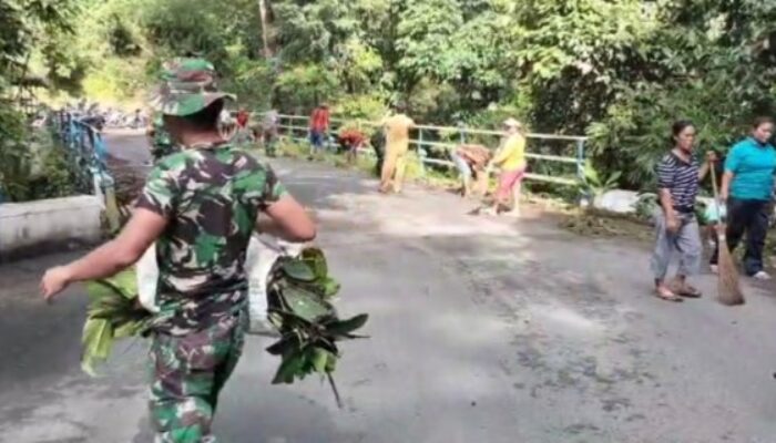 Sinergi Babinsa dan Warga Bersihkan Jalan Talun Kenas