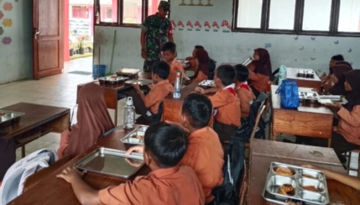 Babinsa Kodim DS Monitoring MBG Bagi Pelajar dan B3 di Perbaungan