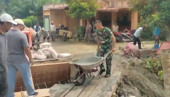 Anggota Koramil 10/SR Bersama Warga Benahi Jembatan dan Parit