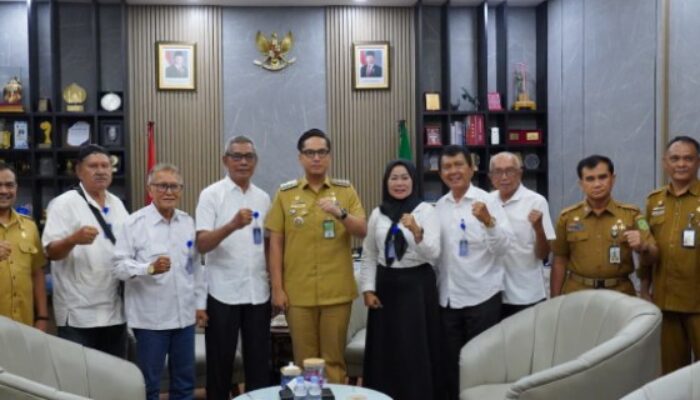 Rico Minta Purnabakti Lurah Tulis Pengalaman Jadi Buku