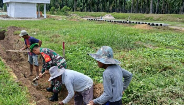 Babinsa Bersama Warga Gotong Royong Cegah Banjir di Teluk Mengkudu