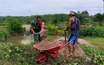 Koramil 14/DMR dan Warga Kompak Bersihkan Bantaran Sungai