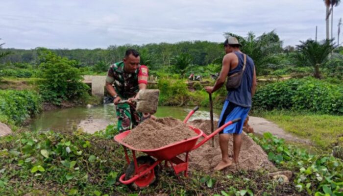 Koramil 14/DMR dan Warga Kompak Bersihkan Bantaran Sungai
