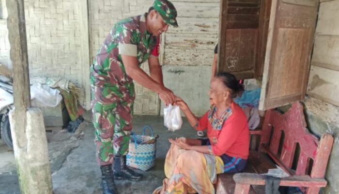 Babinsa Koramil 02/KTB Tebar Jumat Berkah di Lau Bekeri