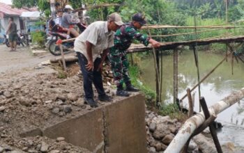 Babinsa Sunggal Tinjau Progres Jembatan Beton di Medan Krio