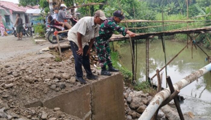 Babinsa Sunggal Tinjau Progres Jembatan Beton di Medan Krio