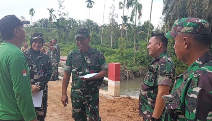Danramil 14/DMR Dampingi Tim Tinjau Jembatan Armco di Desa Korajim