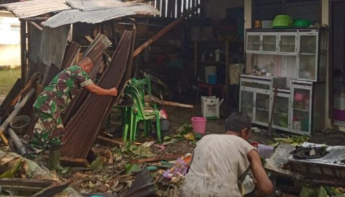 Babinsa Bantu Korban Tertimpa Bencana Alam di Desa Sarang Giting