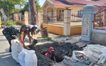 Sinergi TNI-Warga: Babinsa Koramil 06/LP Bersihkan Parit