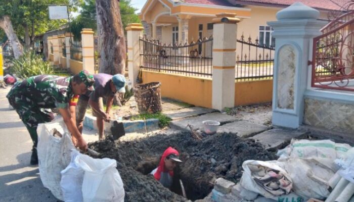 Sinergi TNI-Warga: Babinsa Koramil 06/LP Bersihkan Parit