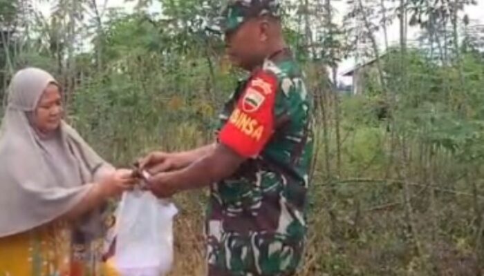 Babinsa Serka Agus Muliadi Gelar Aksi Sedekah Jumat Penuh Cinta
