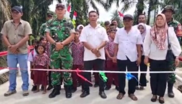 Danramil Resmikan Jembatan Garuda di Mariah Padang