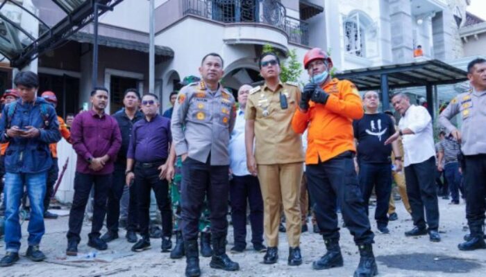 Rico Kerahkan Alat Berat Evakuasi Korban Ledakan di Grand Polonia